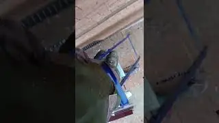 На стремянке