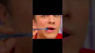 Niño lamiendo pluma