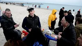Нас мало, но мы в тельняшках!
