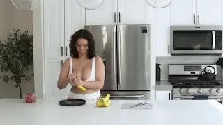 preparando una macedonia de frutas
