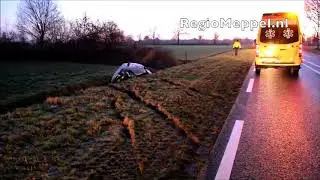 Auto in de sloot langs N762 bij Vollenhove