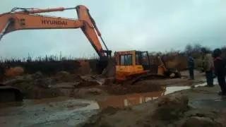 помощь бульдозеру,зарюхолся в песке .