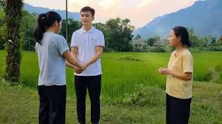 Chinh's younger sister rushed over and grabbed the boss's hand the moment he appeared