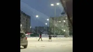Катаются на тележке с магазина. Романтика 🤣 ещё и песня подходит идеально 