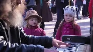 Man plays piano in street, people were shocked ¦ Уличный пианист, музыка для души!