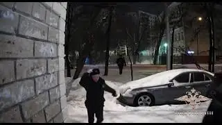 В Москве полицейский спас женщину из огня, прыгнув с ней в сугроб с четвёртого этажа.