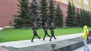Смена караула у Вечного огня на могиле Неизвестного солдата в Москве.