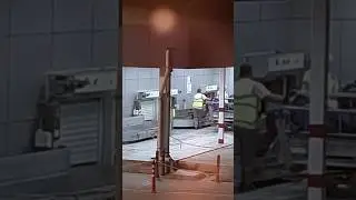 Как грузят  багаж в аэропортах 