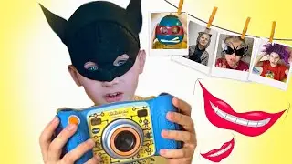 Дети примеряют смешные Маски бетмена, ниндзя черепашки, кошка.  Играем с детским фотоаппаратом.