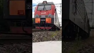 Электровоз 2ЭС5К-576 с грузовым поездом "когда забыл штатив" #shorts #train #youtube #рекомендации