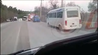 Kontrolden çıkan otomobil ağaca çarparak durabildi; 3 yaralı