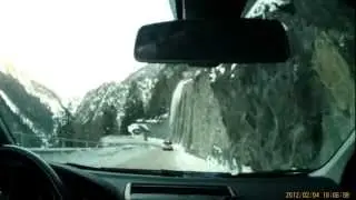 Sněhová lavina na auto
