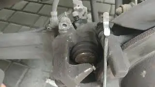 Replacing the rear brake pads on a ŠKODA Octavia A5. How do I push in or out the rear caliper pis...