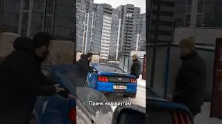 Пранк над другом прищемил руку дверью машины пальцы фальшивая рука 