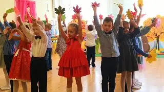 Танец с осенними листочками 