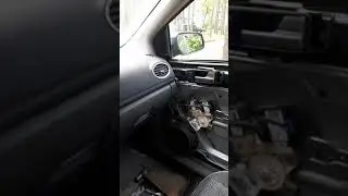Что делать если с наружи и внутри заклинило пассажирскую дверь на форд фокус 2