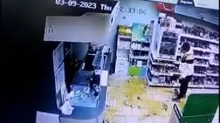 Женщина разгромила витрину алкоголя в Пятёрочке в Новосибирске