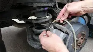 Замена тормозной жидкости на Lexus RX 350 Лексус 2012 года