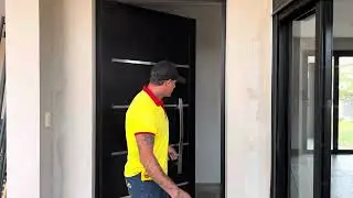 Porta pivotante de alumínio em lambri duplo , com friso cromado /puxador de inox