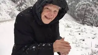Сын заснял, как мама в 101 год ИГРАЕТ В СНЕЖКИ