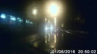 Натяжной трос , оборванный, электропитания трамвайной линии оторвал зеркало
