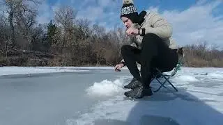 Глубокая лунка!!! Зимняя рыбалка на Северском Донце_Ловля на мормышку.