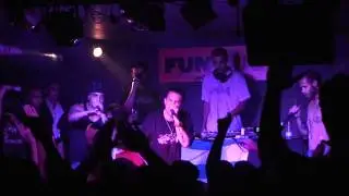 8-Tú no esperes na de nadie feat Tito Sativo (Los Aldeanos-Sala Fun Club)