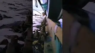 БАШМАЧНИК ЖД ВАГОНОВ и как выглядит подкладка БАШМАКА под колёсо ЖД ВАГОНА.