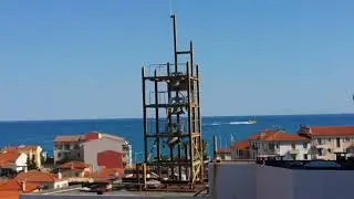 Пожарные самолеты заправляются на море