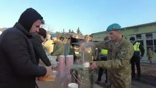 Турецкая армия обеспечивает питанием пострадавших в зоне землетрясения