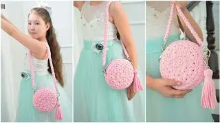Crocheting a round handbag with a floral pattern
