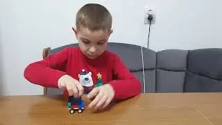 Alex construiește un mini bus din Lego