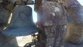 Repique de campanas a Fiesta en la parroquia de Postmarcos, Galicia, España