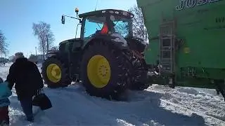 Буксует трактор на заснеженном перекрёстке