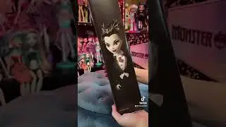 Unboxing Dracula Doll 