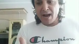 Певец «упал грязью в лицо😂