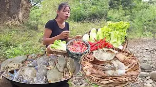 Wow Tasty food! Catching and Cooking Curry Big Crabs for lunch in jungle 