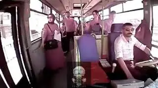 Вышла из автобуса на ходу. В Турции.