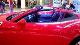 รุ่นใหม่ เฟอร์รารี่สีแดงสปอร์ตเปิดประทุน