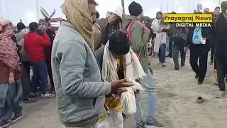 नागा साधुओं की चरण रज घर ले गये श्रद्धालु #nagasadhu #mahakumbh2025 #prayagraj #prayagrajnews
