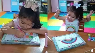 Alizé haciendo las tareas del kinder 🥰