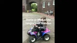 Daria s  u Max s erste Runden mit dem Quad