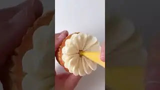 April’s birth month flower, the daisy, in cupcake form. 🧁🌼