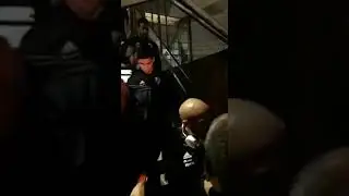 Y consiguió que Leo le firme la camisetaaa ⚪️🔴⚪️ Grande Millo