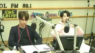 [Kiss the radio] Jinyoung&Youngjae GOT7 -으르렁(Growl) reaction,Youngjae water bottle flipping