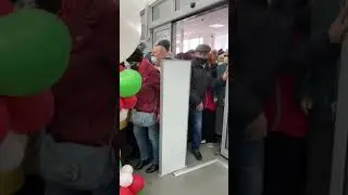 В Донецке устроили дикую давку во время открытия супермаркета.