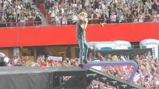 Niall touching his crotch during Better Than Words - Vienna, Austria - 10.06.2015