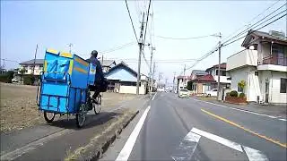 歩道を爆走するリヤカー牽引電動アシスト自転車