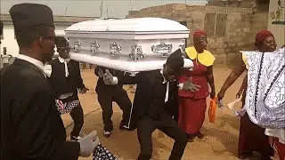 La vrai vidéo des danseurs du cercueil du Ghana (Dancing Pallbearers)