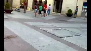 niño meando en la plaza la tarta